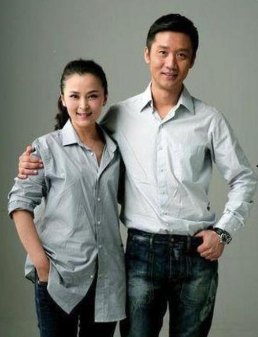 黄志忠吃哈密瓜,黄志忠畅享哈密瓜美味时光