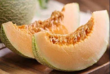 吃冰镇的蜜瓜,夏日蜜瓜冰爽盛宴