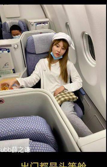 空姐美女吃瓜,趣味瞬间引网友热议